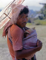  Alberto RODRIGUEZ - 'Paternidad responsable'. Lago Toba. Indonesia.